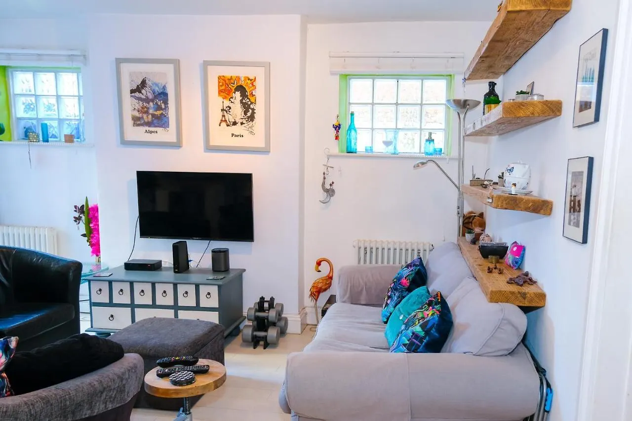 Cute & Cosy 1 Double Bedroom Garden Flat Brighton