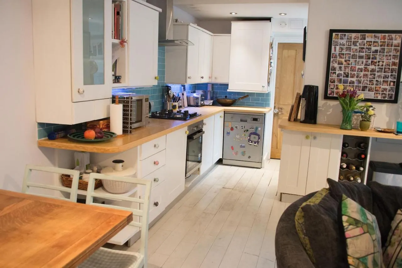Cute & Cosy 1 Double Bedroom Garden Flat Brighton Apartment